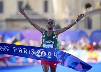 Gana etíope Tamirat Tola el Maratón con récord olímpico