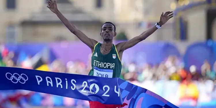 Gana etíope Tamirat Tola el Maratón con récord olímpico