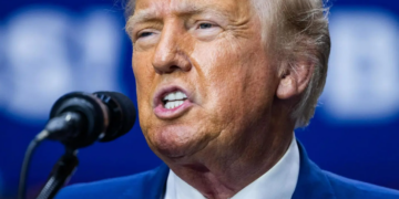 Trump celebra mitin protegido por vidrio antibalas
