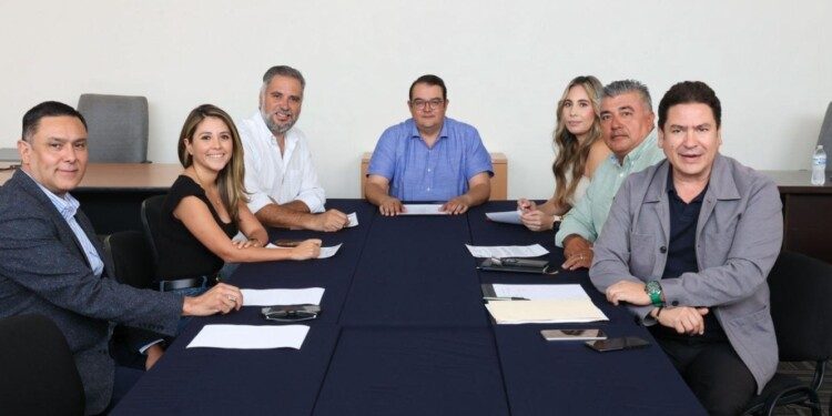 ACEPTAN DIPUTADOS RENUNCIA DE ECHEVERRÍA CORNEJO