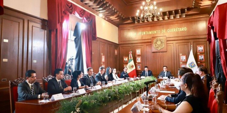 Entrega Luis Nava sexto y último informe al cabildo, en antigua sala de sesiones del ayuntamiento