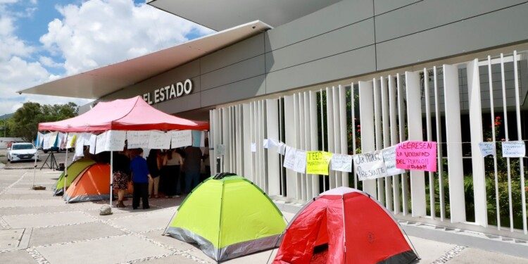 Plantón en Legislatura impide reanudación de actividades, tras periodo vacacional de diputados