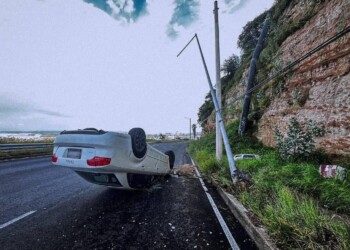Auto vuelca en el boulevard de La Nación