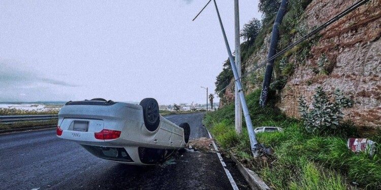 Auto vuelca en el boulevard de La Nación