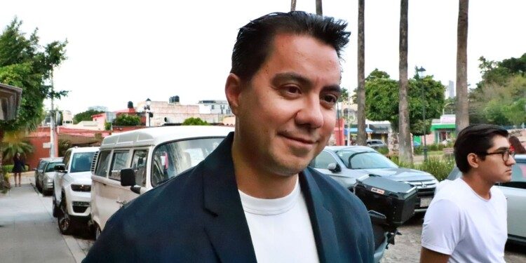 Felifer Macías se comprometió a fortalecer el Mercado Artesanal