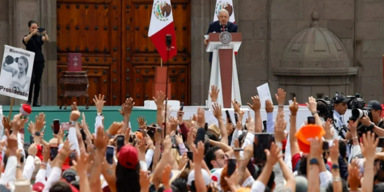 Hace AMLO consulta contra PJ; gritan ‘fuera Piña’ 