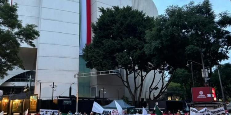 Bloquean trabajadores del PJ accesos al Senado