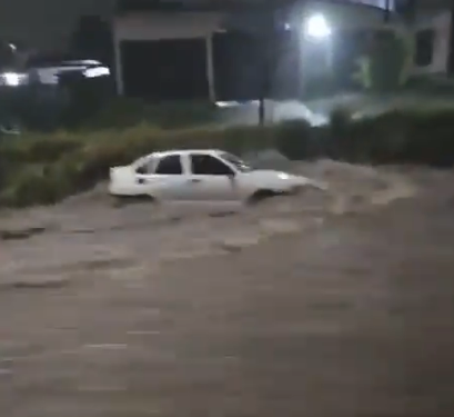 Fuerte lluvia provoca encharcamientos en diversas zonas del área metropolitana