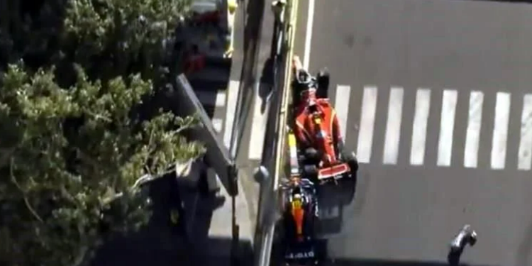 Golpea Sainz a Checo en penúltima vuelta; ambos quedan fuera