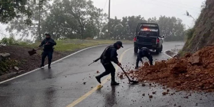 Provoca ‘John’ derrumbes y cierres carreteros en Oaxaca 