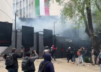 Arrojan petardos a sede del Senado