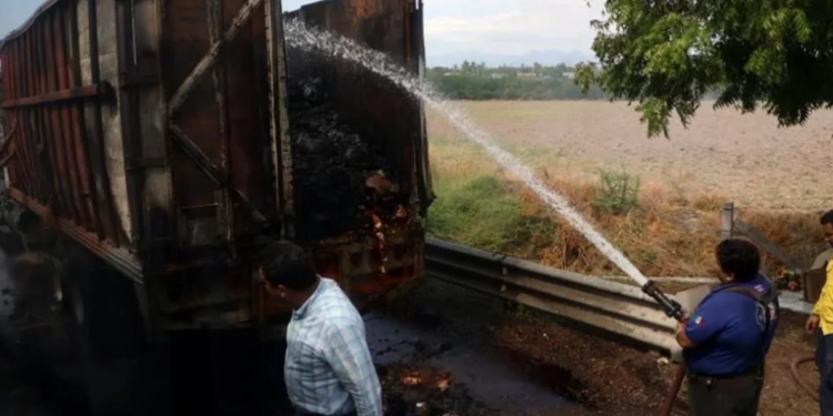 Suman 5 cuerpos hallados en maxipista en Sinaloa
