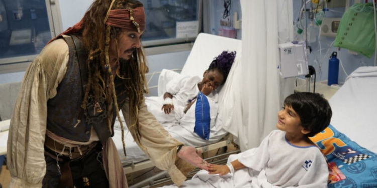 Sorprende Johnny Depp a niños de San Sebastián