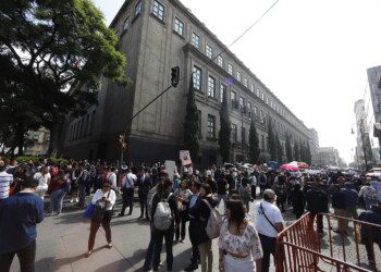 Discuten empleados de Corte sumarse a paro