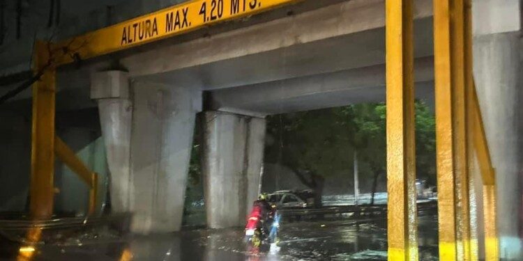 Fuerte lluvia provoca encharcamientos en diversas zonas del área metropolitana