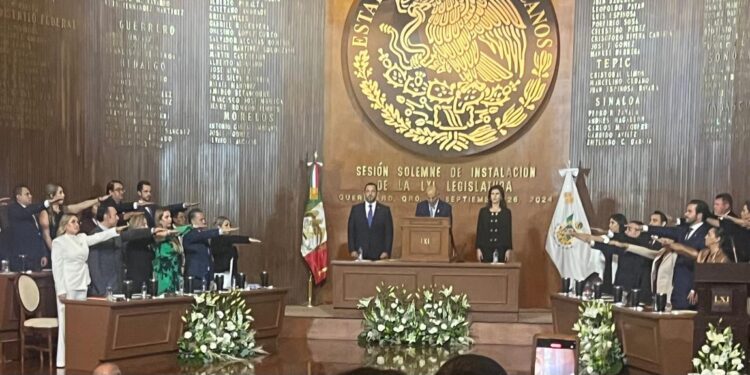 Toma protesta la LXI Legislatura, en el Teatro de la República