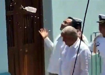 Me lanzaron botella porque están enojados: AMLO