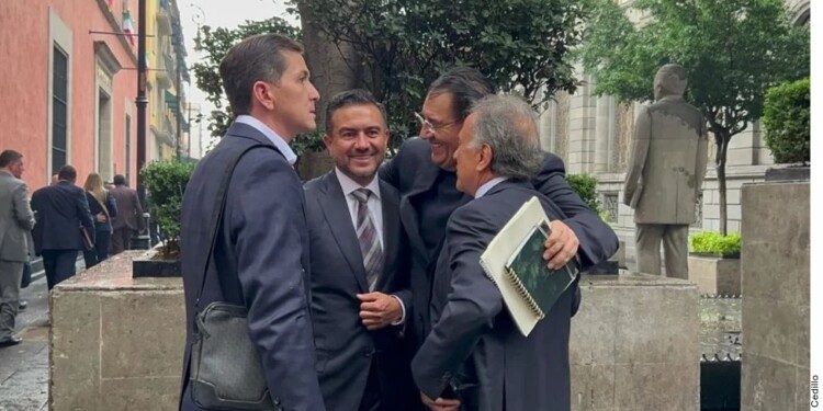 Reaparece Yunes Márquez con un abrazo guinda 