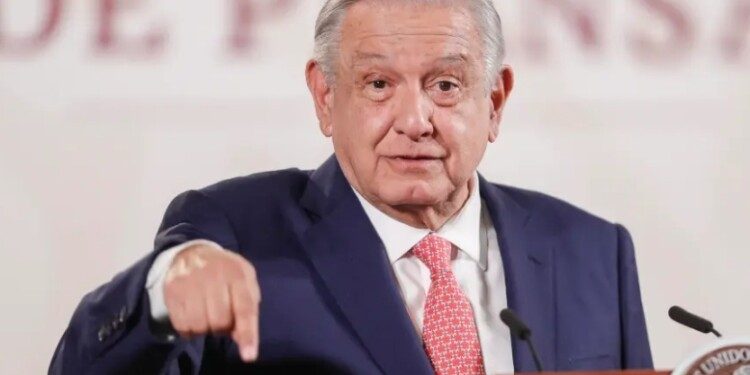 “Actuaron de manera irresponsable y contradictoria”: AMLO a dos jueces por intentar frenar la reforma al PJ con suspensiones