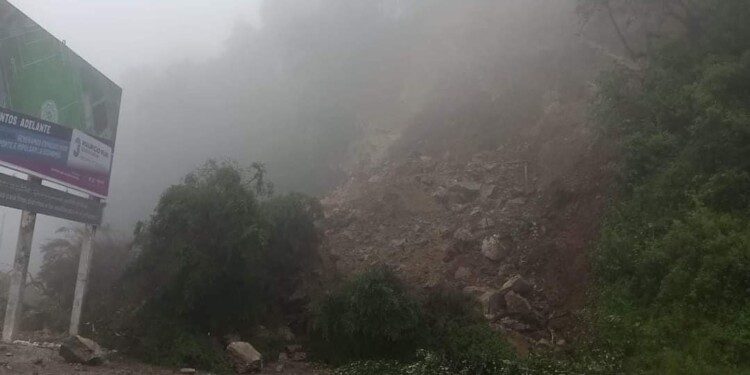 Derrumbes en un cerro a la altura de Pinal de Amoles