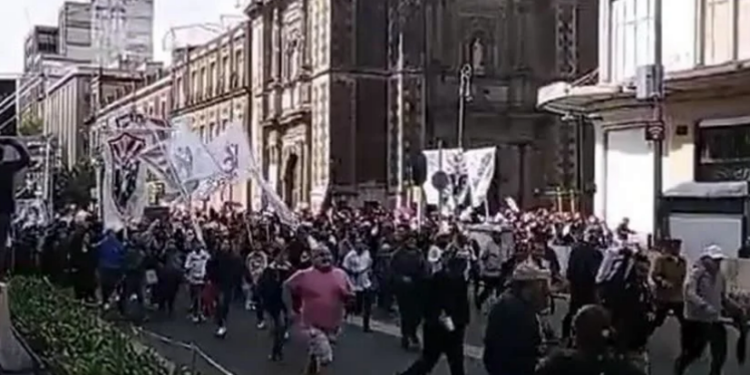Rompe Sindicato Mexicano de Electricistas cerco e ingresa al Zócalo