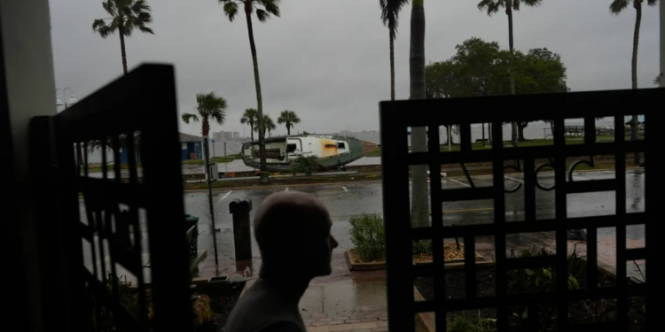 Genera caos ‘Milton’ tras llegar a Florida