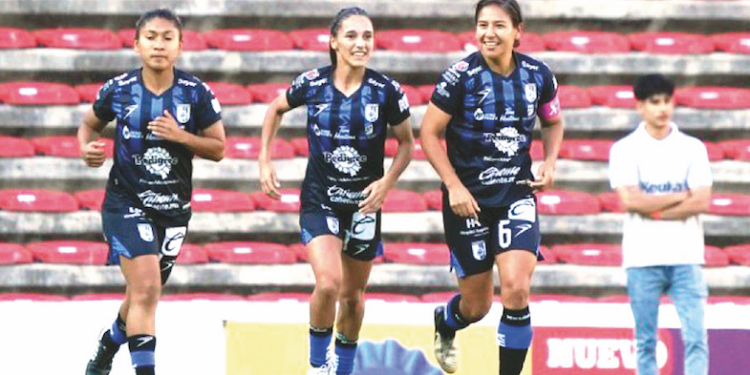 Gallos femenil pelea por la clasificación