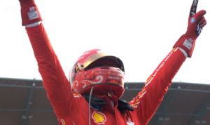  Ferrari por fin vuelve a celebrar en México, luego de triunfo de Carlos Sainz en el Gran Premio de la Ciudad de México.Tuvieron que pasar 34 años para que la Scuderia celebrara nuevamente en