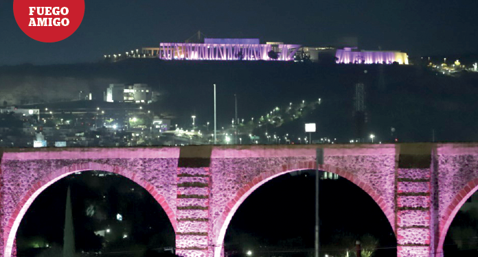 Los Arcos y el Centro de Congresos, iluminados de rosa,