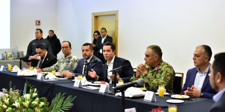 Encabeza Felifer Macías reunión para mantener la paz y tranquilidad de las familias queretanas