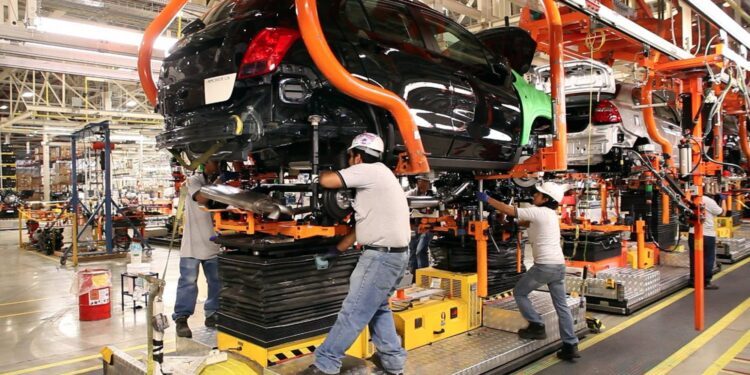 Advierten mayor inflación  por alzas al salario mínimo