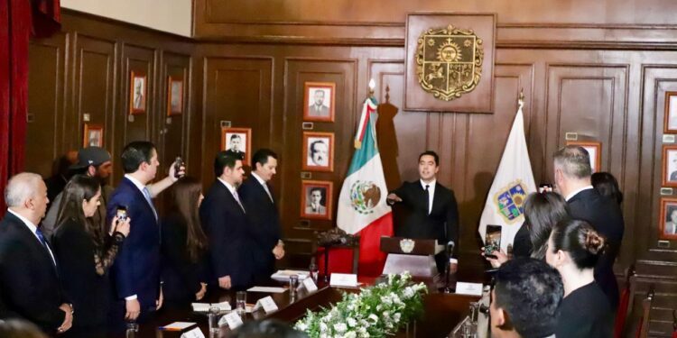 Felifer Macías rinde protesta como alcalde de Querétaro; y toma protesta a miembros del cabildo