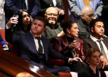 ‘Canelo’ acude a la toma de protesta de Claudia Sheinbaum