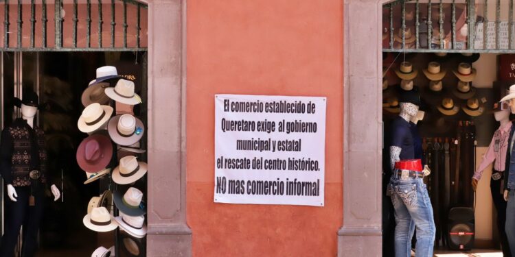 Condicionan comerciantes de Mercado Artesanal; piden 30 permisos de comercio en vía pública