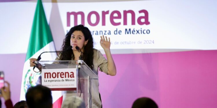 Con caos y manifestación del Poder Judicial, dirigencia nacional de Morena se presenta ante militantes en Querétaro