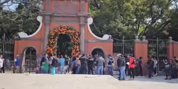 Visitan 160 mil personas los ocho panteones capitalinos