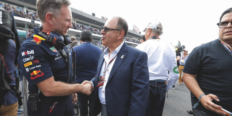 Estamos trabajando duro con Checo Pérez: Horner