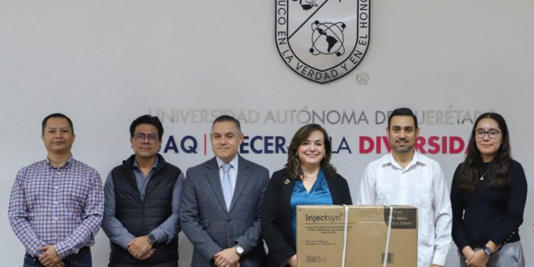 Dona Cruz Roja a UAQ jeringas