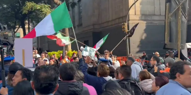 Trabajadores judiciales se manifiestan afuera de la SCJN en apoyo a ministros