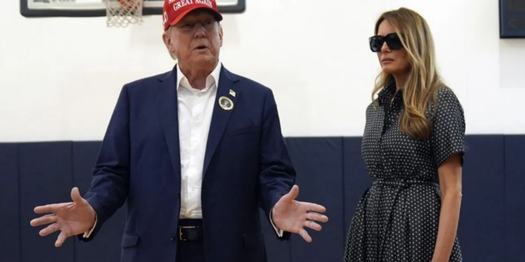Vota Trump junto con Melania en Florida
