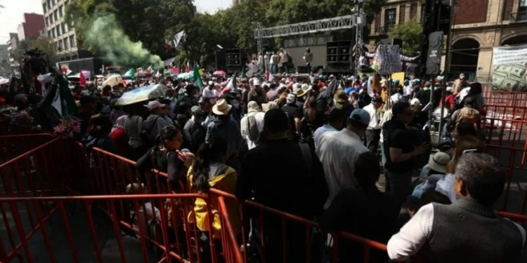 Piden a Sheinbaum evitar crisis constitucional
