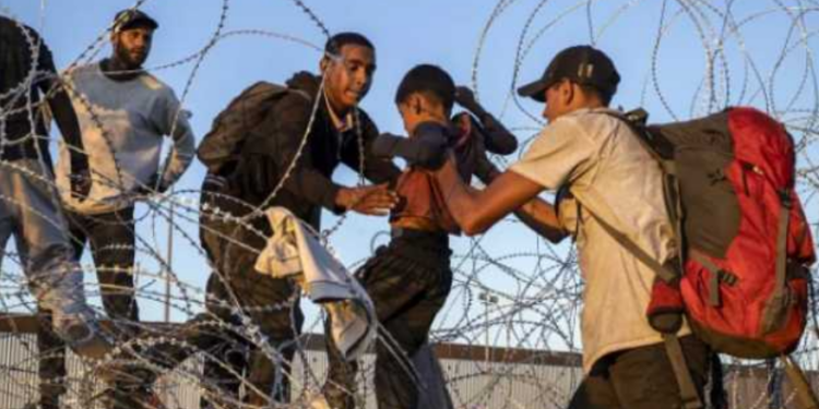 Arizona aprueba una severa ley que criminaliza a migrantes