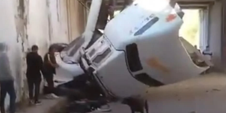 Cae tráiler de puente en la México-Querétaro