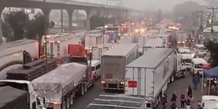Sigue el caos vial en la México-Querétaro