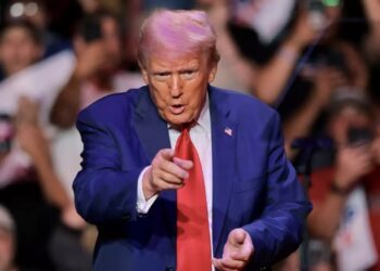 Amaga Trump a Sheinbaum con aranceles si no atiende frontera
