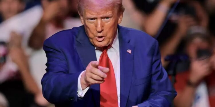 Amaga Trump a Sheinbaum con aranceles si no atiende frontera