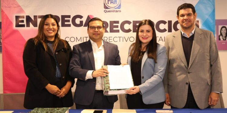 Entrega Leonor Mejía a Martín Arango Comité Directivo Estatal del PAN