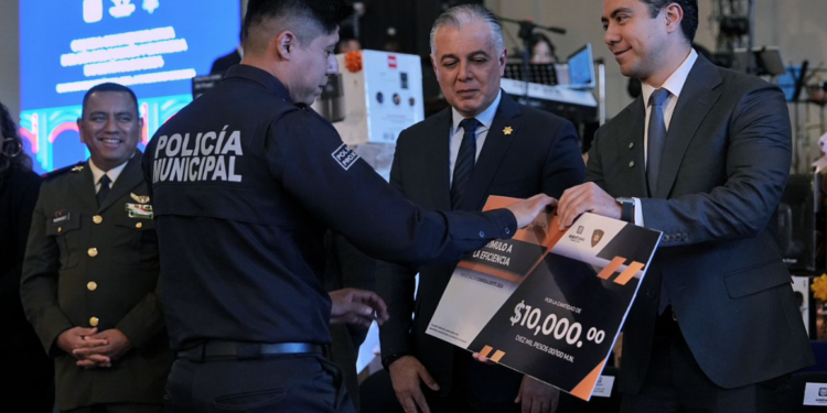 Atiende Felifer necesidades de los colonos de Juriquilla