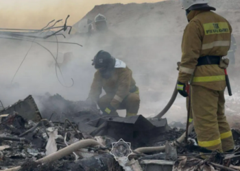 Avión de Azerbaiyán Airlines se desploma en Kazajistán; hay 30 muertos y 32 sobrevivientes