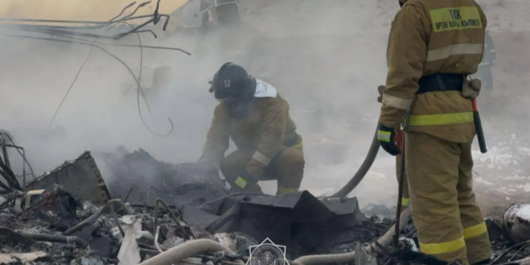 Avión de Azerbaiyán Airlines se desploma en Kazajistán; hay 30 muertos y 32 sobrevivientes